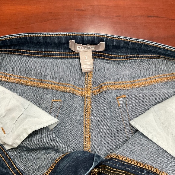 Chico’s Straight Leg Jeans Med Wash Denim Stretch Size 8 Short (Chico’s 1 Short) - Picture 3 of 9